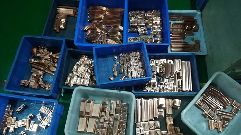 塑胶模具安装：必备工具大盘点**